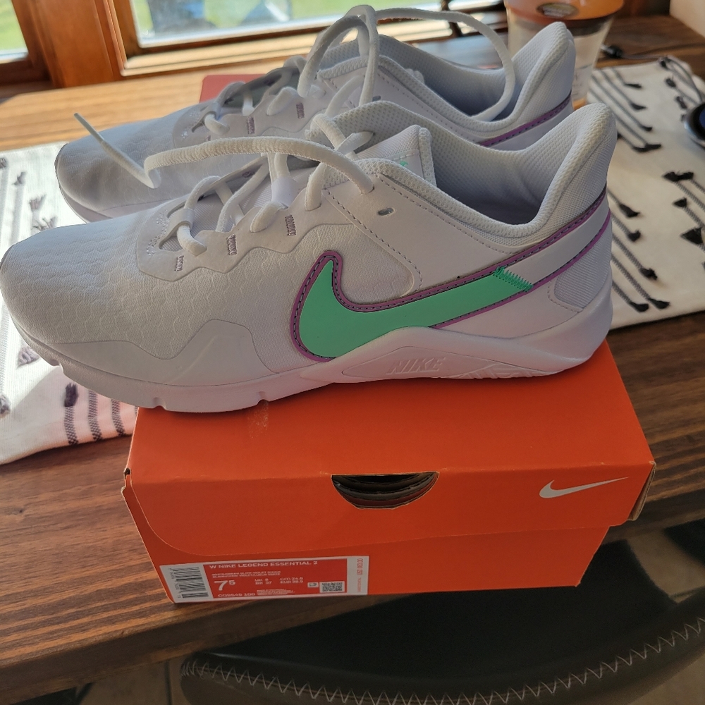 Nike legend essential 2